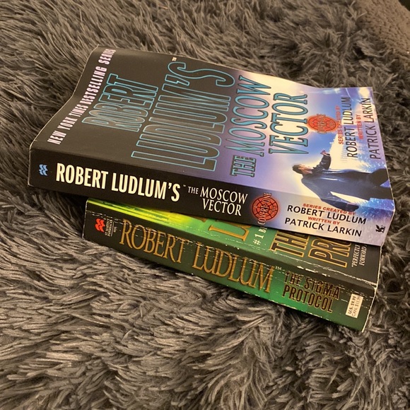 Robert Ludlum books - Picture 3 of 3